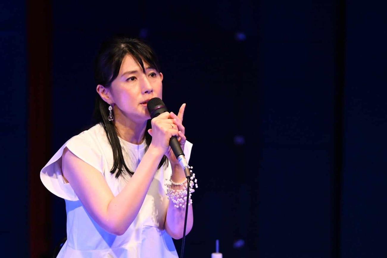 ライブ「La Chaleur－ラ・シャルール－」で歌う中江有里