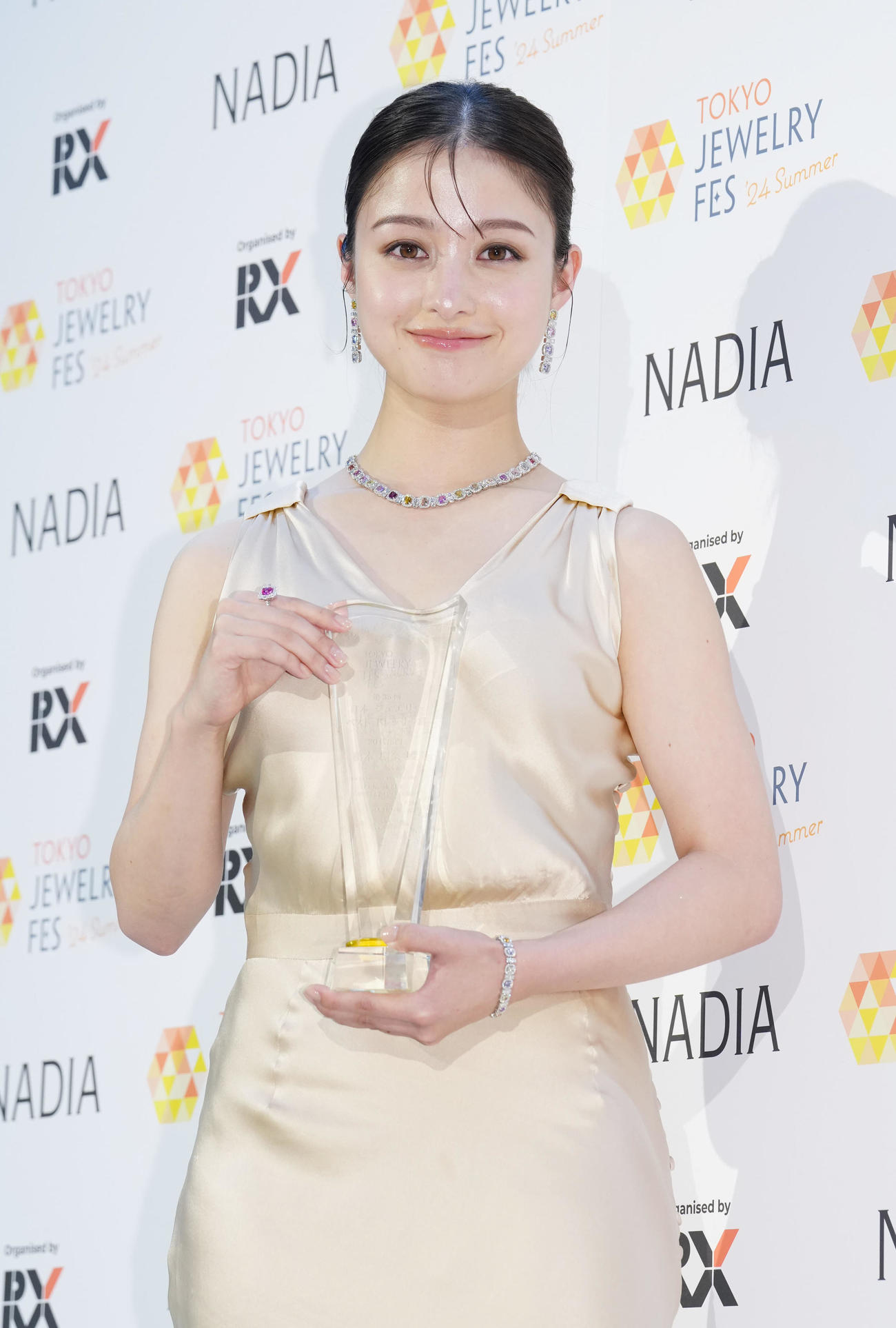 日本ジュエリーベストドレッサー賞の20代部門で受賞した橋本環奈（撮影・江口和貴）