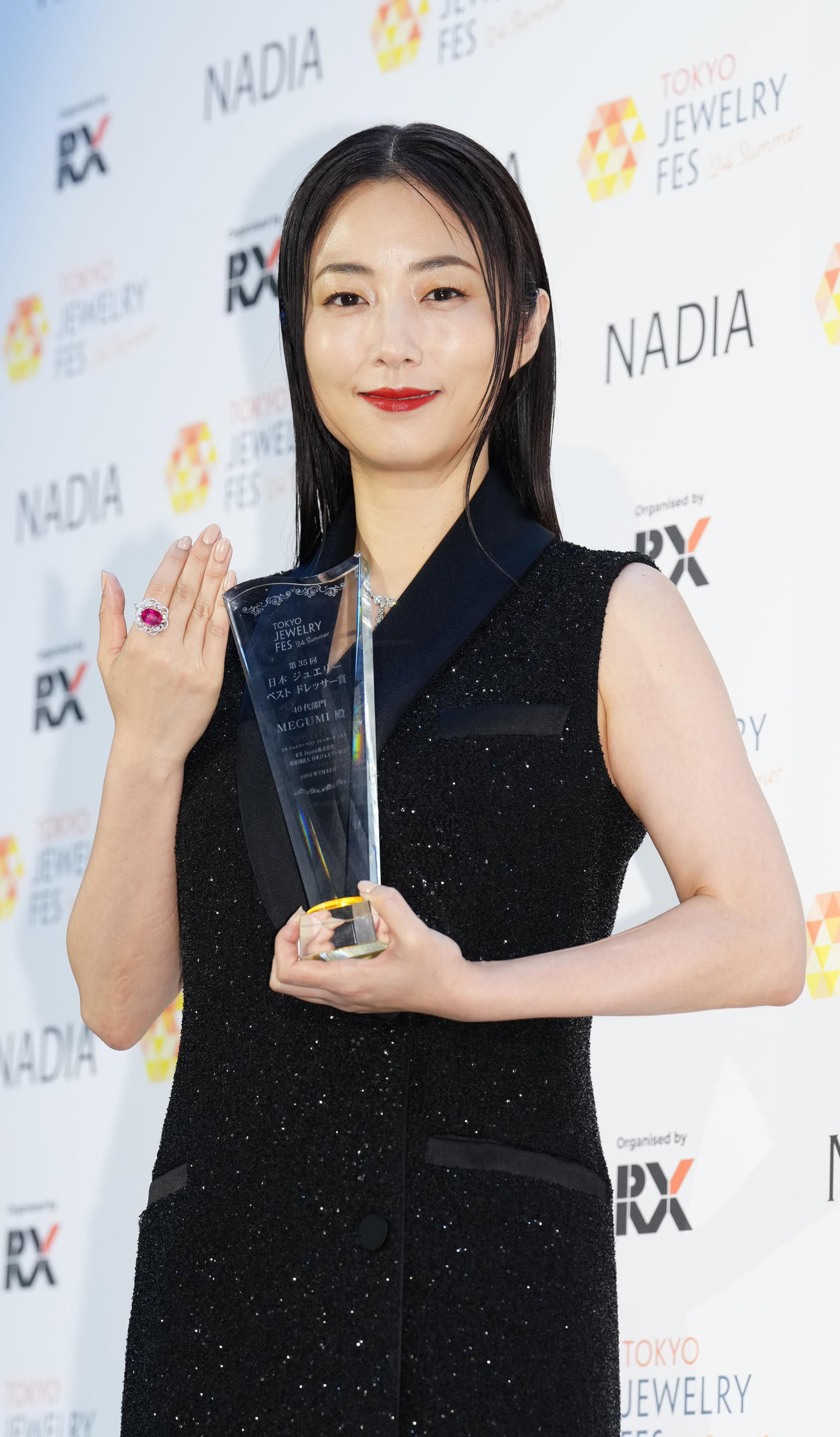 日本ジュエリーベストドレッサー賞の40代部門で受賞したMEGUMI（撮影・江口和貴）
