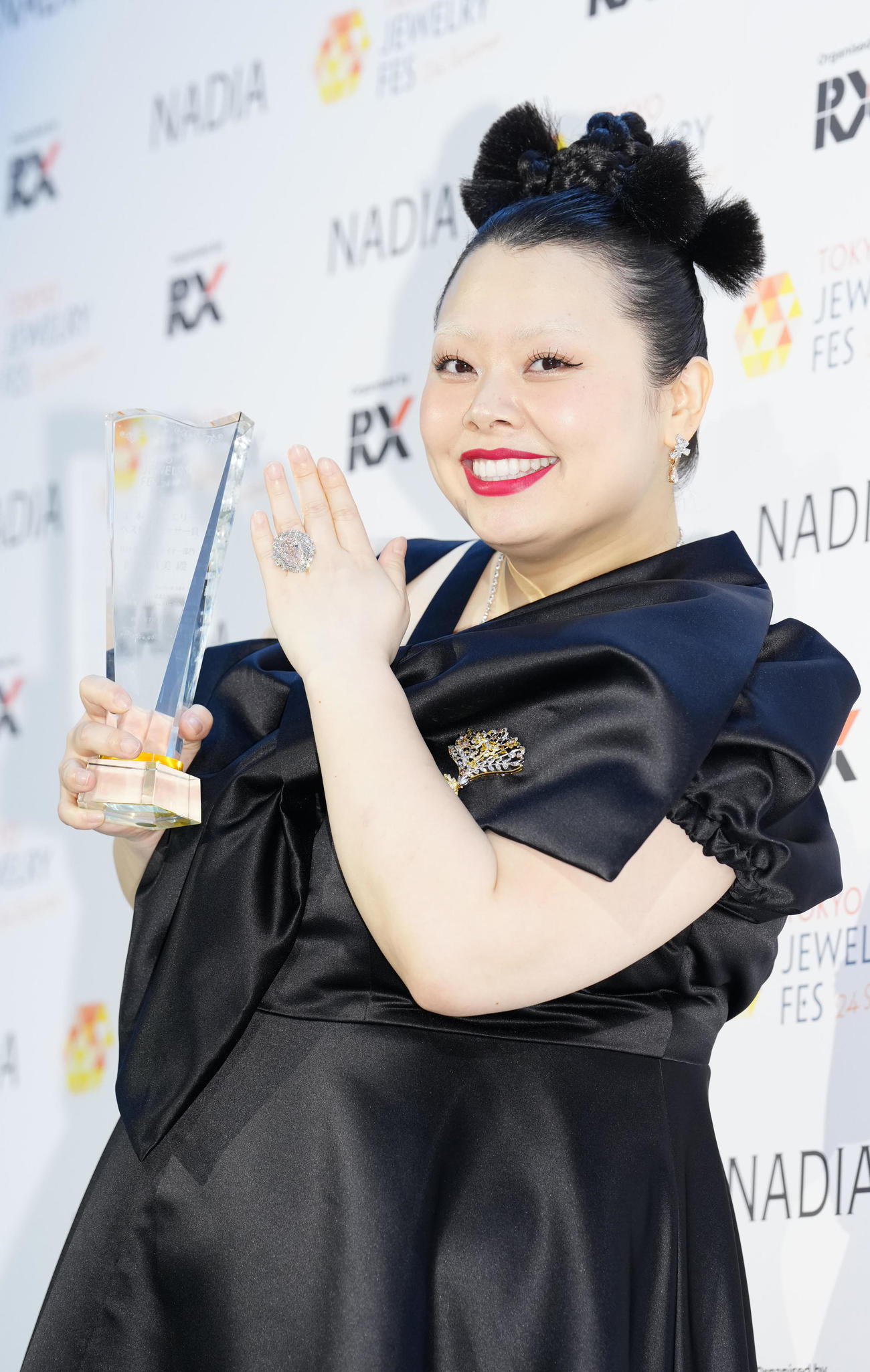 日本ジュエリーベストドレッサー賞の特別賞エンターテイナー部門で受賞した渡辺直美（撮影・江口和貴）