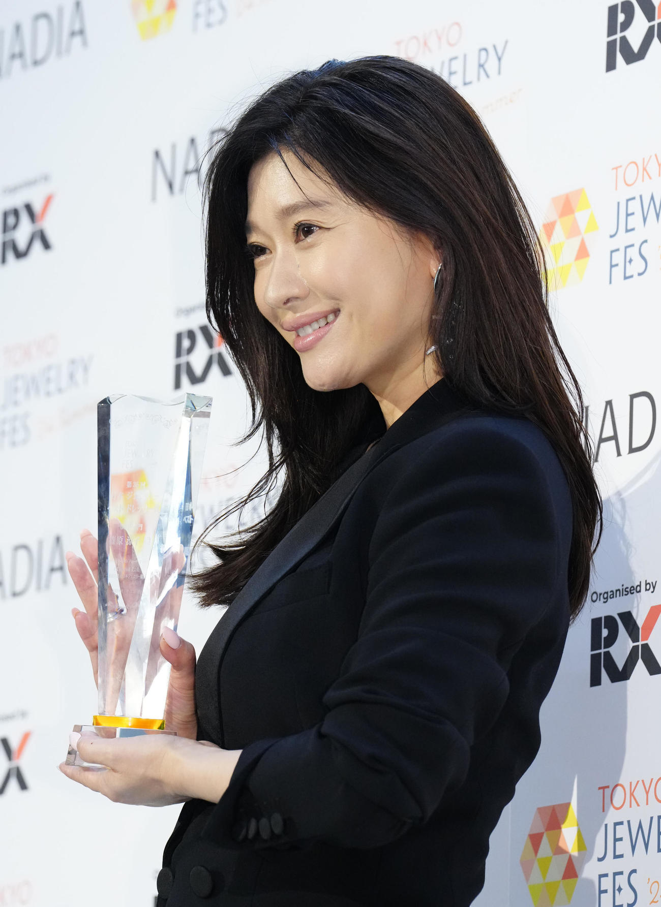日本ジュエリーベストドレッサー賞の50代部門で受賞した篠原涼子（撮影・江口和貴）