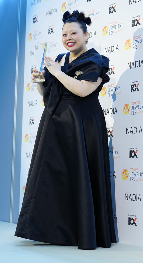 日本ジュエリーベストドレッサー賞の特別賞エンターテイナー部門で受賞した渡辺直美(撮影・江口和貴)