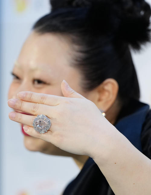 日本ジュエリーベストドレッサー賞の特別賞エンターテイナー部門で受賞した渡辺直美が左手薬指にはめた指輪(撮影・江口和貴)