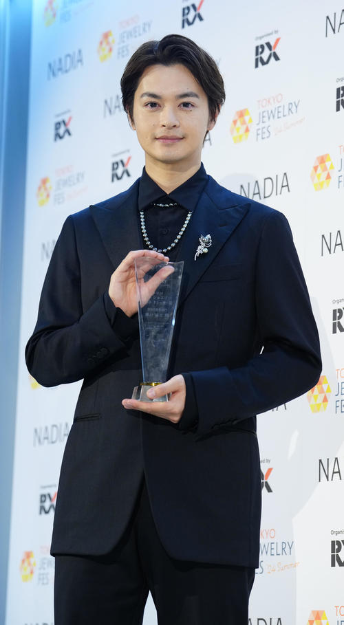 日本ジュエリーベストドレッサー賞の特別賞俳優部門で受賞した瀬戸康史(撮影・江口和貴)