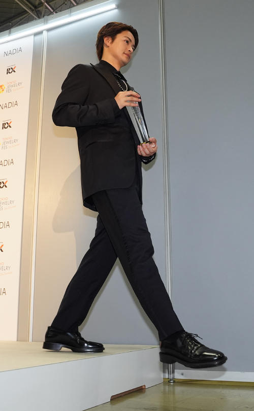 日本ジュエリーベストドレッサー賞の特別賞俳優部門で受賞し、フォトセッション後に引き揚げる瀬戸康史(撮影・江口和貴)
