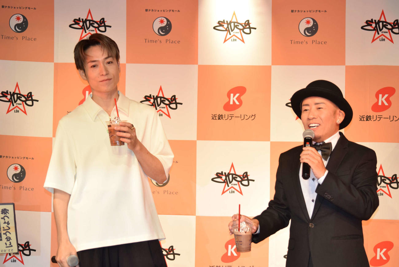 近鉄の駅ナカショッピングモールとのコラボイベントに登場したEXILE TETSUYA（左）と司会を務めたMC USK（撮影・阪口孝志）