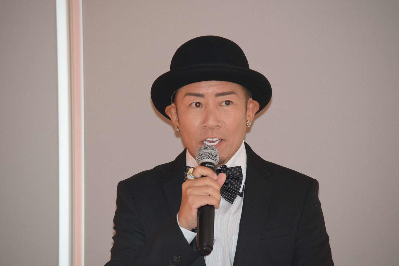 近鉄の駅ナカショッピングモールとのコラボイベントで司会を務めたMC USK（撮影・阪口孝志）