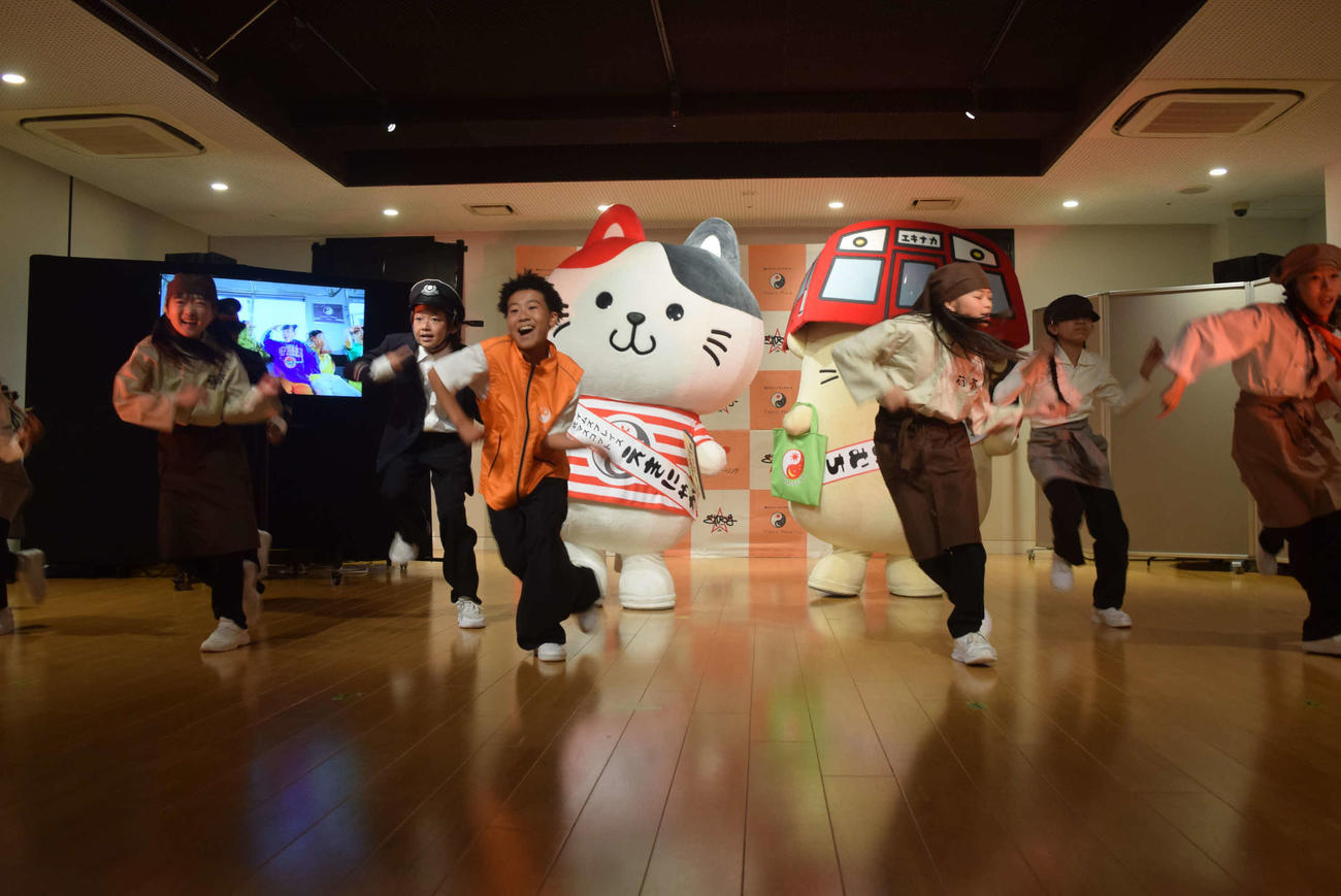 近鉄の駅ナカショッピングモールのPRオリジナルダンスを披露するEXPG STUDIO OSAKAの生徒たち（撮影・阪口孝志）