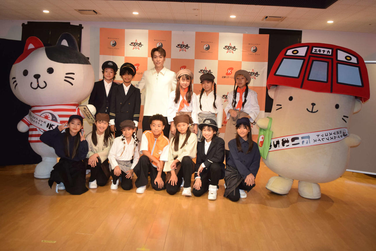 近鉄の駅ナカショッピングモールとのコラボイベントに登場したEXILE TETSUYA（後列左から3人目）（撮影・阪口孝志）