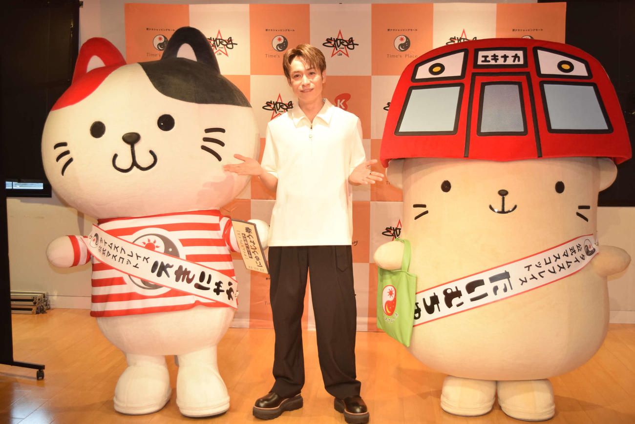 近鉄の駅ナカショッピングモールとのコラボイベントに登場したEXILE TETSUYAとマスコットキャラの「えきにゃか」（左）と「たいむちゅ」（右）（撮影・阪口孝志）