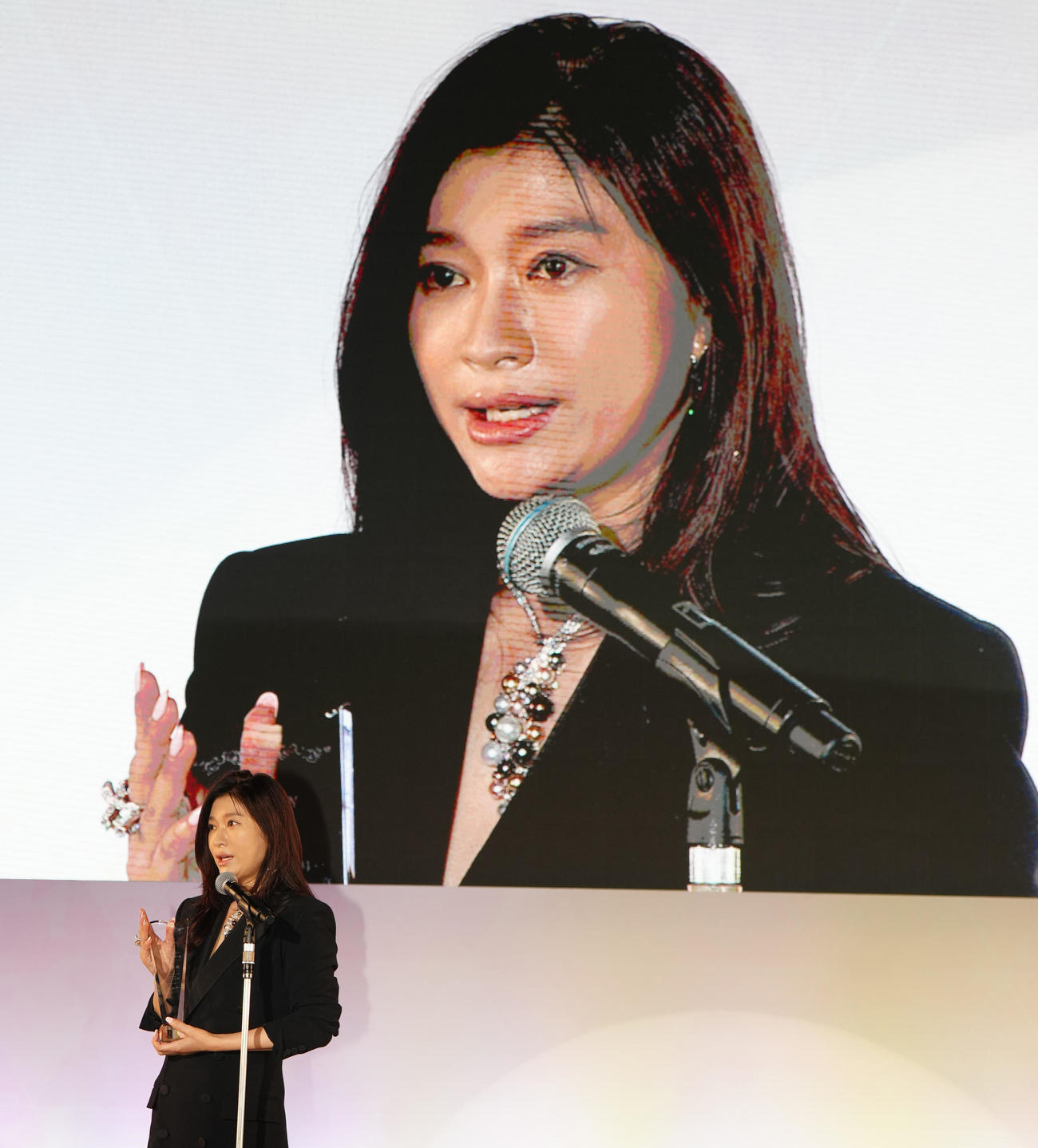日本ジュエリーベストドレッサー賞の50代部門で受賞し表彰式に臨む篠原涼子（撮影・江口和貴）
