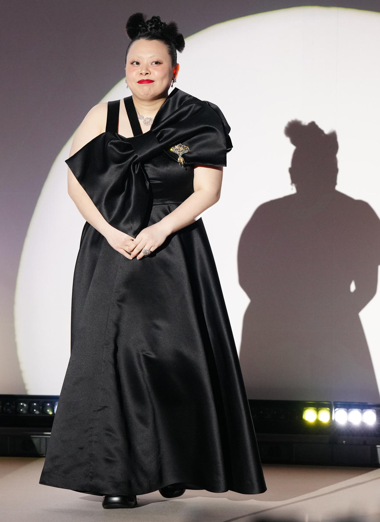 日本ジュエリーベストドレッサー賞の特別賞エンターテイナー部門で受賞し表彰式に臨む渡辺直美（撮影・江口和貴）