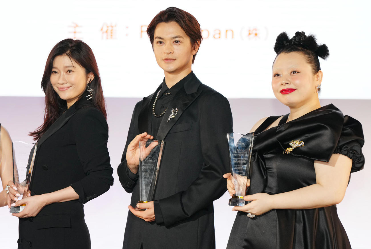 日本ジュエリーベストドレッサー賞を受賞した、左から篠原涼子、瀬戸康史、渡辺直美（撮影・江口和貴）
