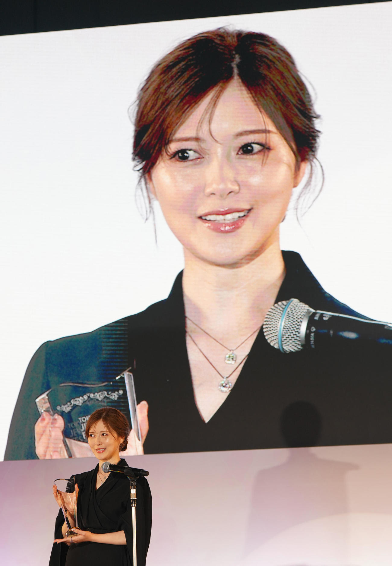 日本ジュエリーベストドレッサー賞の30代部門で受賞し表彰式に臨む白石麻衣（撮影・江口和貴）