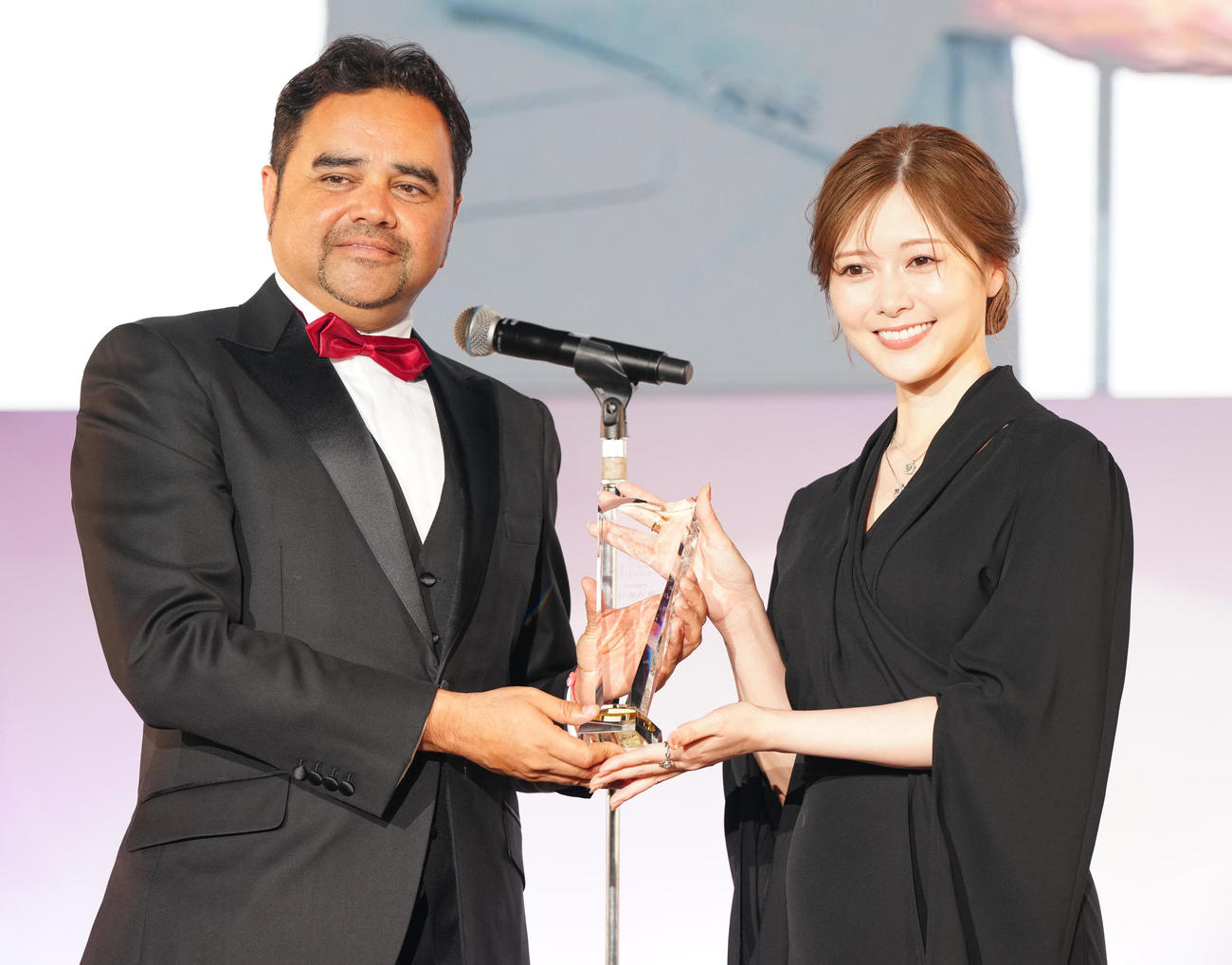 日本ジュエリーベストドレッサー賞の30代部門で受賞し表彰式に臨む白石麻衣（右）。左は株式会社ベリテのジャベリ・アルパン・キルティクマール社長（撮影・江口和貴）