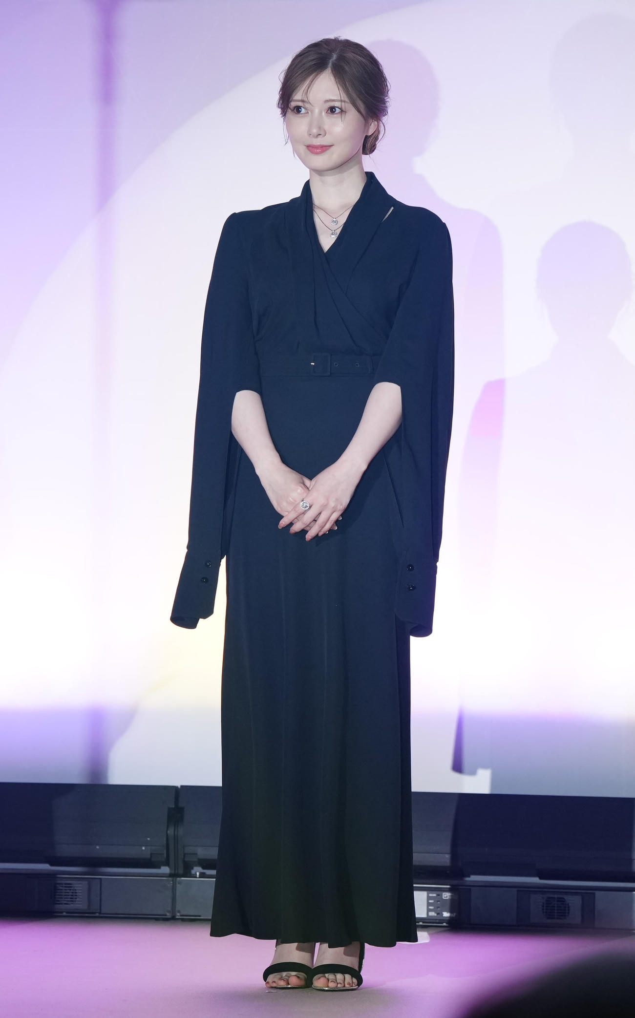 日本ジュエリーベストドレッサー賞の30代部門で受賞し表彰式に臨む白石麻衣（撮影・江口和貴）
