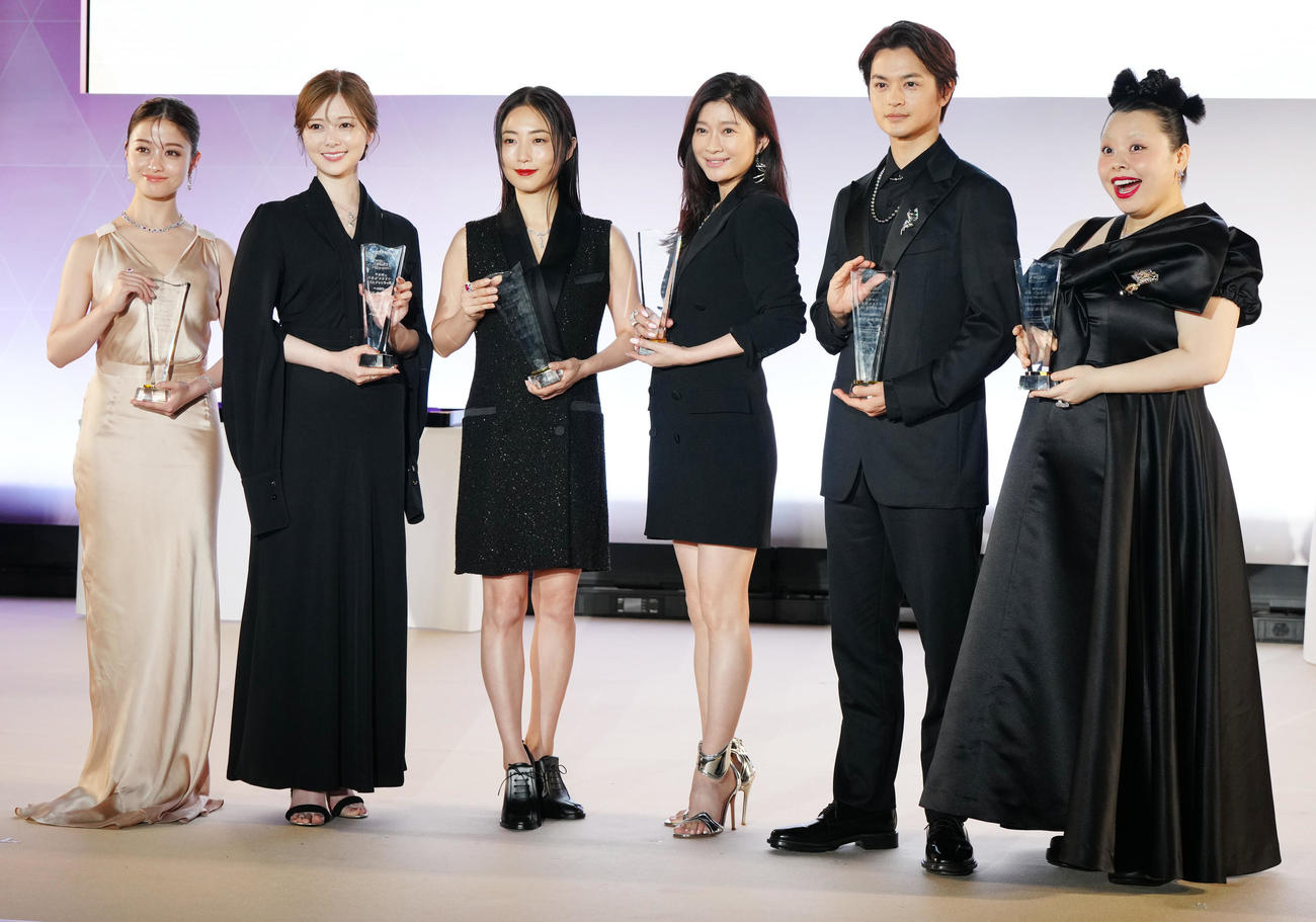 日本ジュエリーベストドレッサー賞を受賞した、左から橋本環奈、白石麻衣、MEGUMI、篠原涼子、瀬戸康史、渡辺直美（撮影・江口和貴）