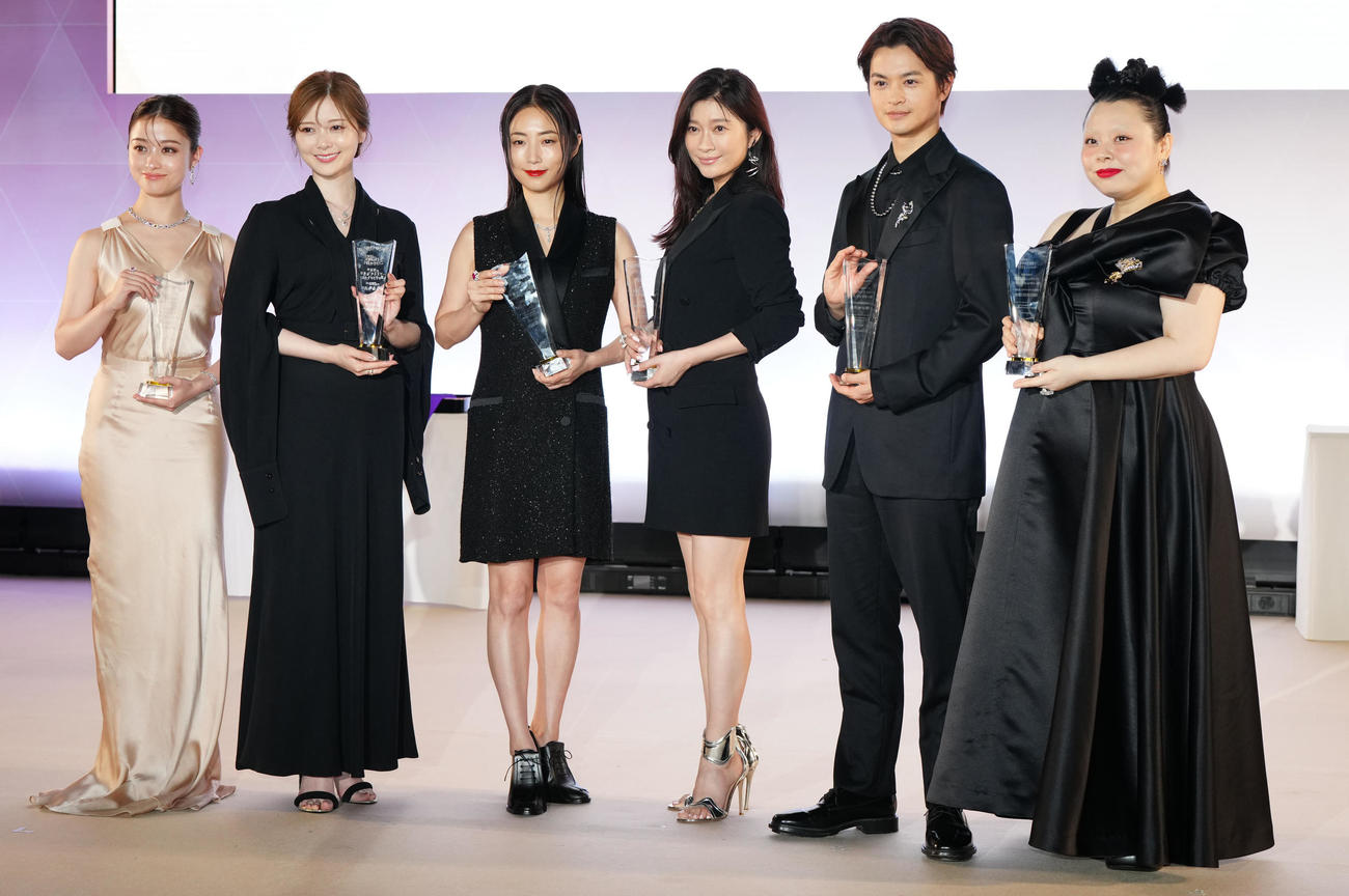 日本ジュエリーベストドレッサー賞を受賞した、左から橋本環奈、白石麻衣、MEGUMI、篠原涼子、瀬戸康史、渡辺直美（撮影・江口和貴）