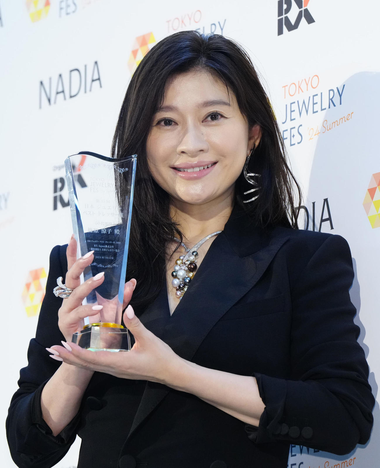 日本ジュエリーベストドレッサー賞の50代部門で受賞した篠原涼子（撮影・江口和貴）