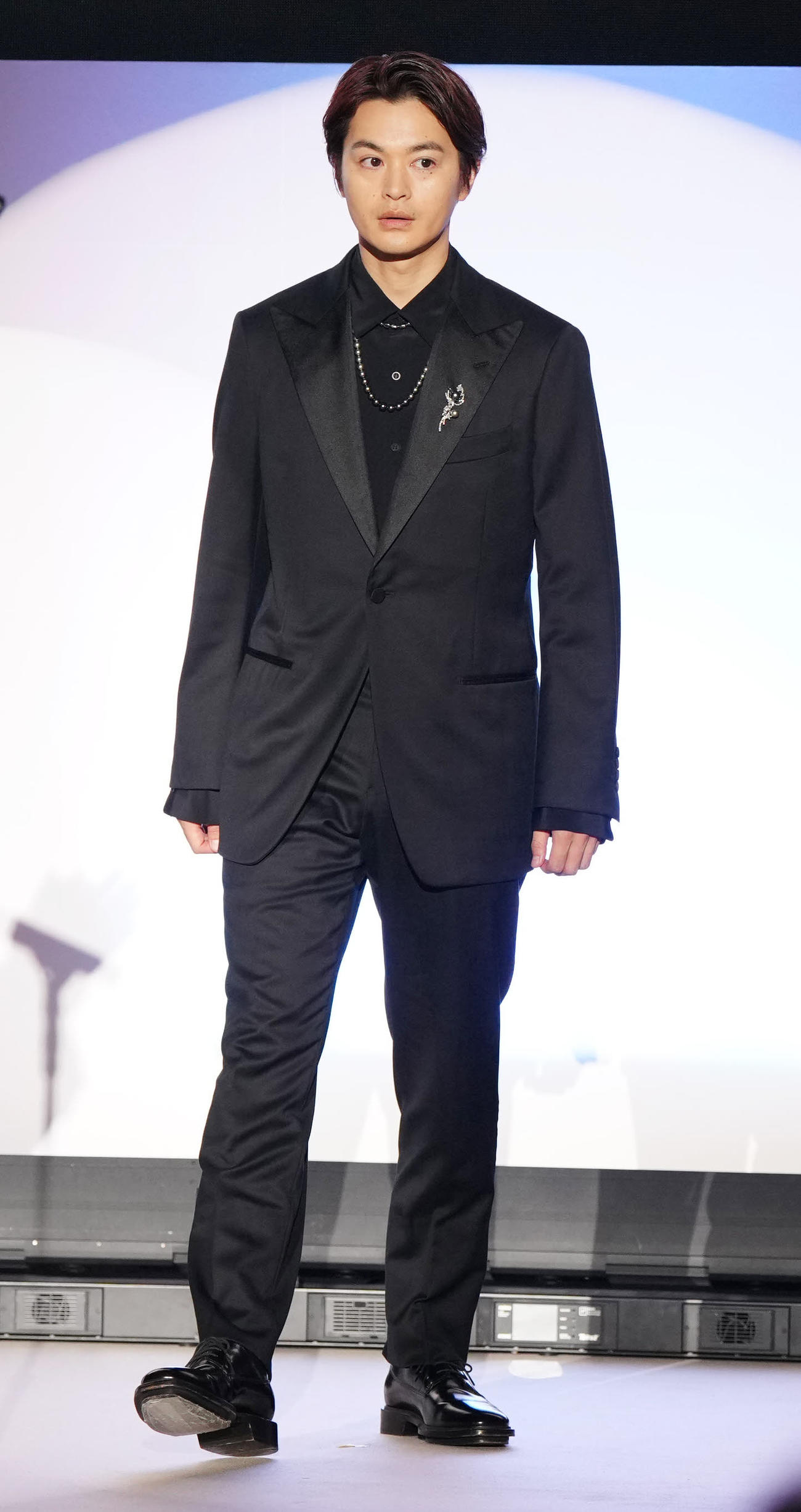 日本ジュエリーベストドレッサー賞の特別賞俳優部門で受賞し表彰式に臨む瀬戸康史（撮影・江口和貴）