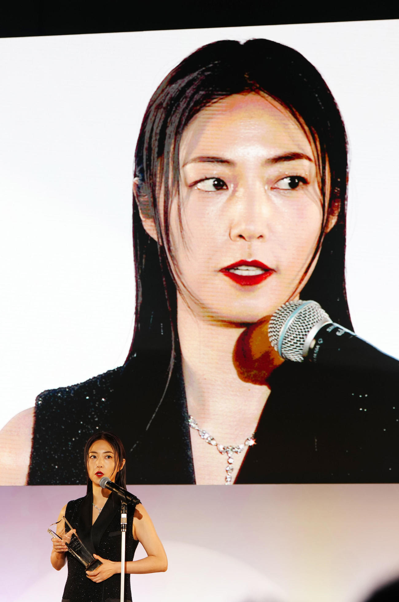 日本ジュエリーベストドレッサー賞の40代部門で受賞し表彰式に臨むMEGUMI（撮影・江口和貴）