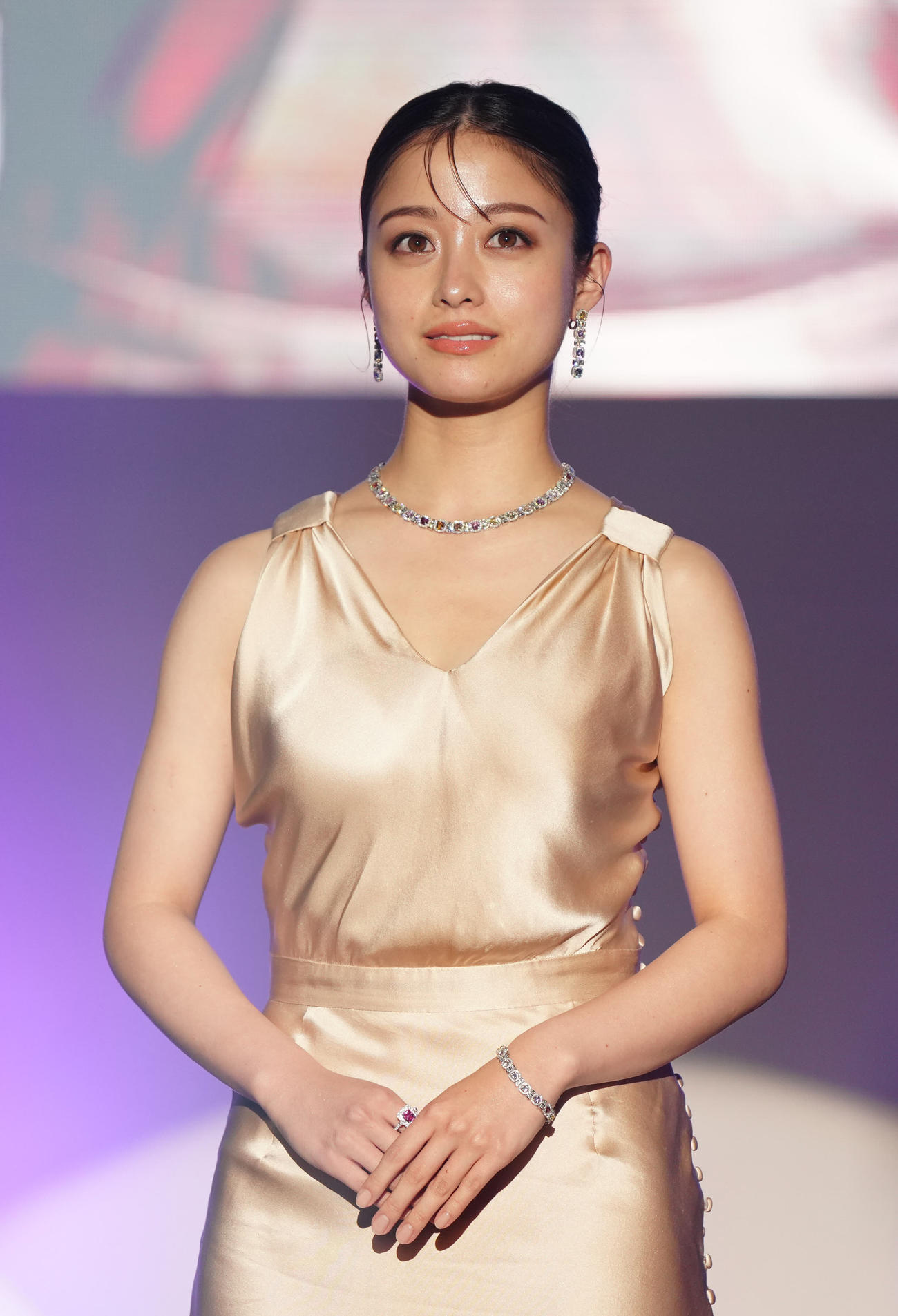 日本ジュエリーベストドレッサー賞の20代部門で受賞し表彰式に臨む橋本環奈（撮影・江口和貴）