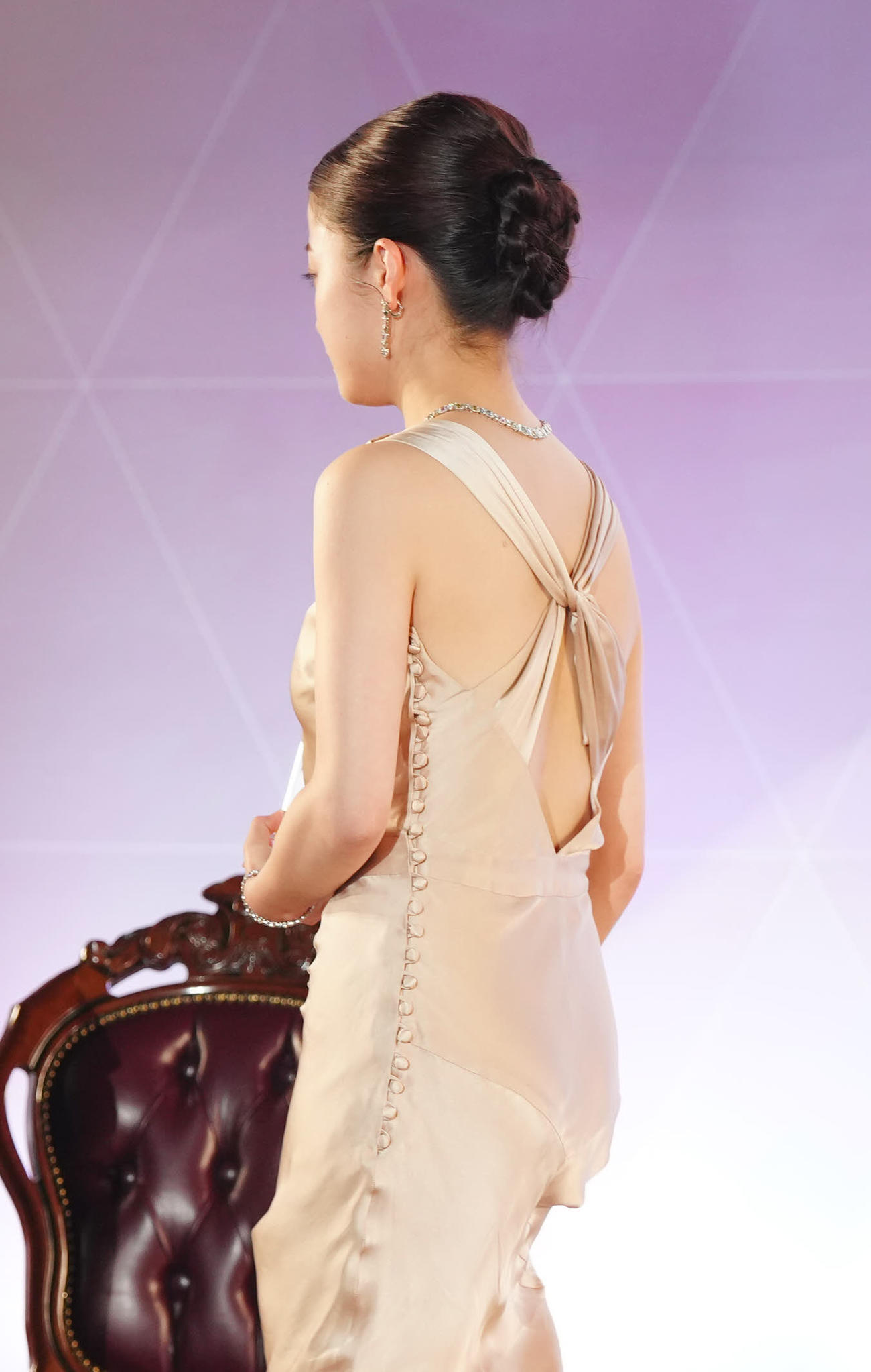 日本ジュエリーベストドレッサー賞の20代部門で受賞し表彰式に臨む橋本環奈（撮影・江口和貴）