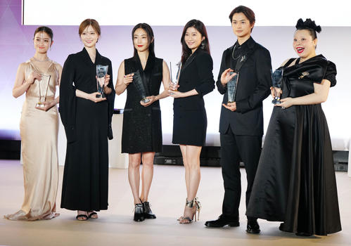 日本ジュエリーベストドレッサー賞を受賞した、左から橋本環奈、白石麻衣、MEGUMI、篠原涼子、瀬戸康史、渡辺直美（撮影・江口和貴）