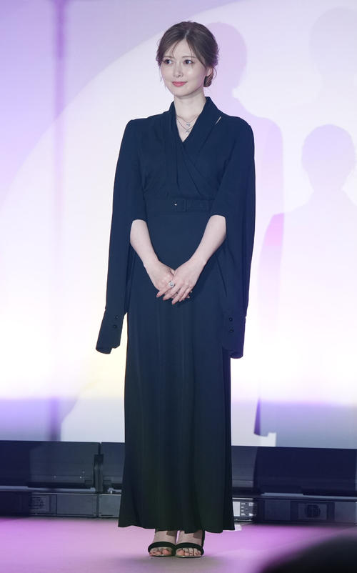 日本ジュエリーベストドレッサー賞の30代部門で受賞し表彰式に臨む白石麻衣（撮影・江口和貴）