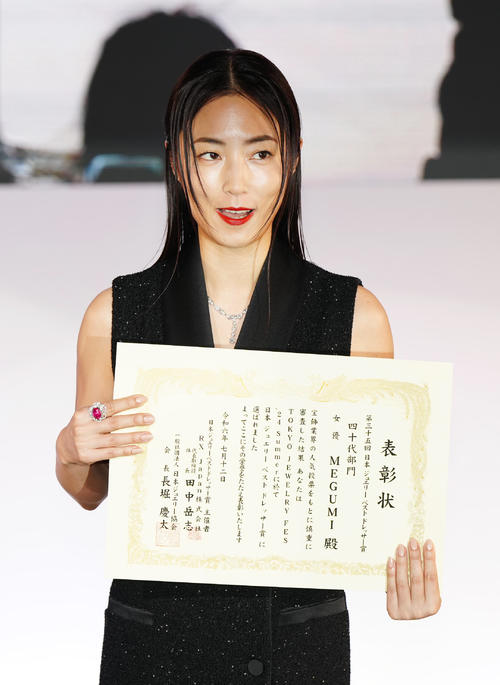 日本ジュエリーベストドレッサー賞の40代部門で受賞し表彰式に臨むMEGUMI（撮影・江口和貴）