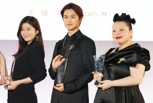 日本ジュエリーベストドレッサー賞を受賞した、左から篠原涼子、瀬戸康史、渡辺直美（撮影・江口和貴）