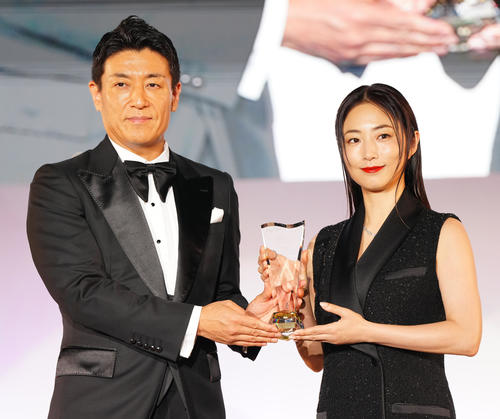 日本ジュエリーベストドレッサー賞の40代部門で受賞し表彰式に臨むMEGUMI（右）。左はRX Japan株式会社の田中岳志社長（撮影・江口和貴）
