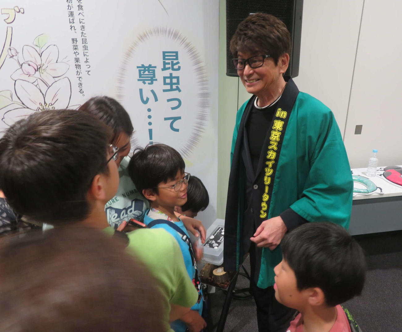 イベント終了後も子どもたちに囲まれ質問攻めにあう哀川翔
