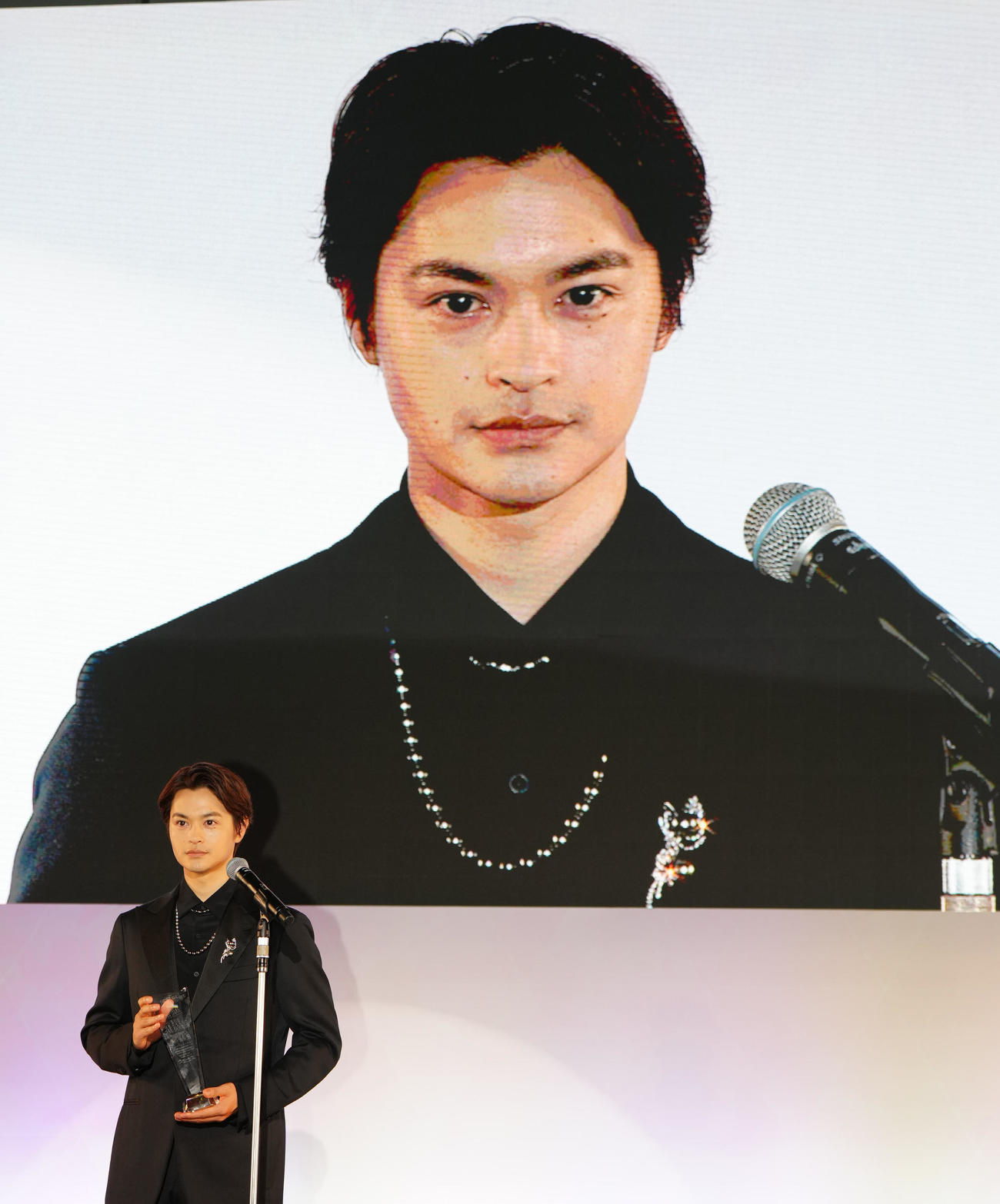 日本ジュエリーベストドレッサー賞の特別賞俳優部門で受賞し表彰式に臨む瀬戸康史（撮影・江口和貴）