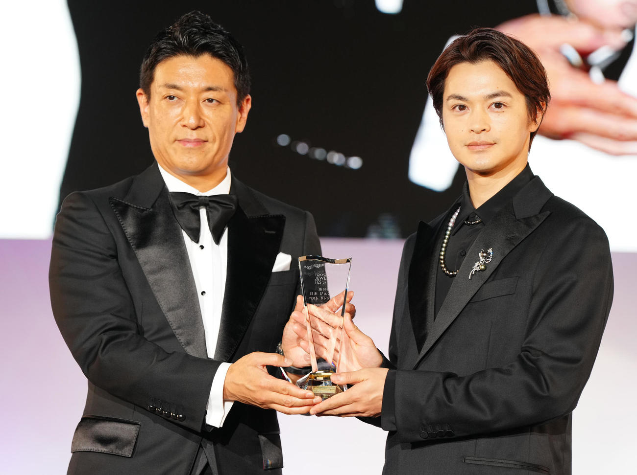 日本ジュエリーベストドレッサー賞の特別賞俳優部門で受賞し表彰式に臨む瀬戸康史（右）。左はRX Japan株式会社の田中岳志社長（撮影・江口和貴）