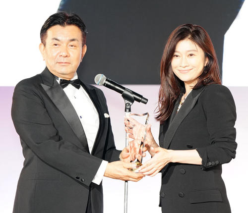 日本ジュエリーベストドレッサー賞の50代部門で受賞し表彰式に臨む篠原涼子（右）。左は日本ジュエリー協会長堀慶太会長（撮影・江口和貴）