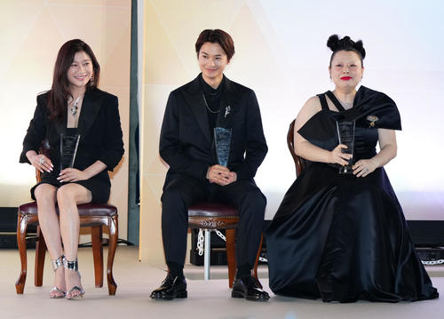 日本ジュエリーベストドレッサー賞の表彰式に臨む、左から篠原涼子、瀬戸康史、渡辺直美（撮影・江口和貴）
