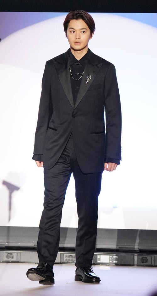 日本ジュエリーベストドレッサー賞の特別賞俳優部門で受賞し表彰式に臨む瀬戸康史（撮影・江口和貴）