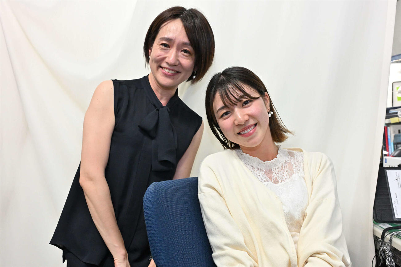初鳴きした河西美帆アナウンサー（右）と指導役の上田悦子アナウンサー（C）MBS