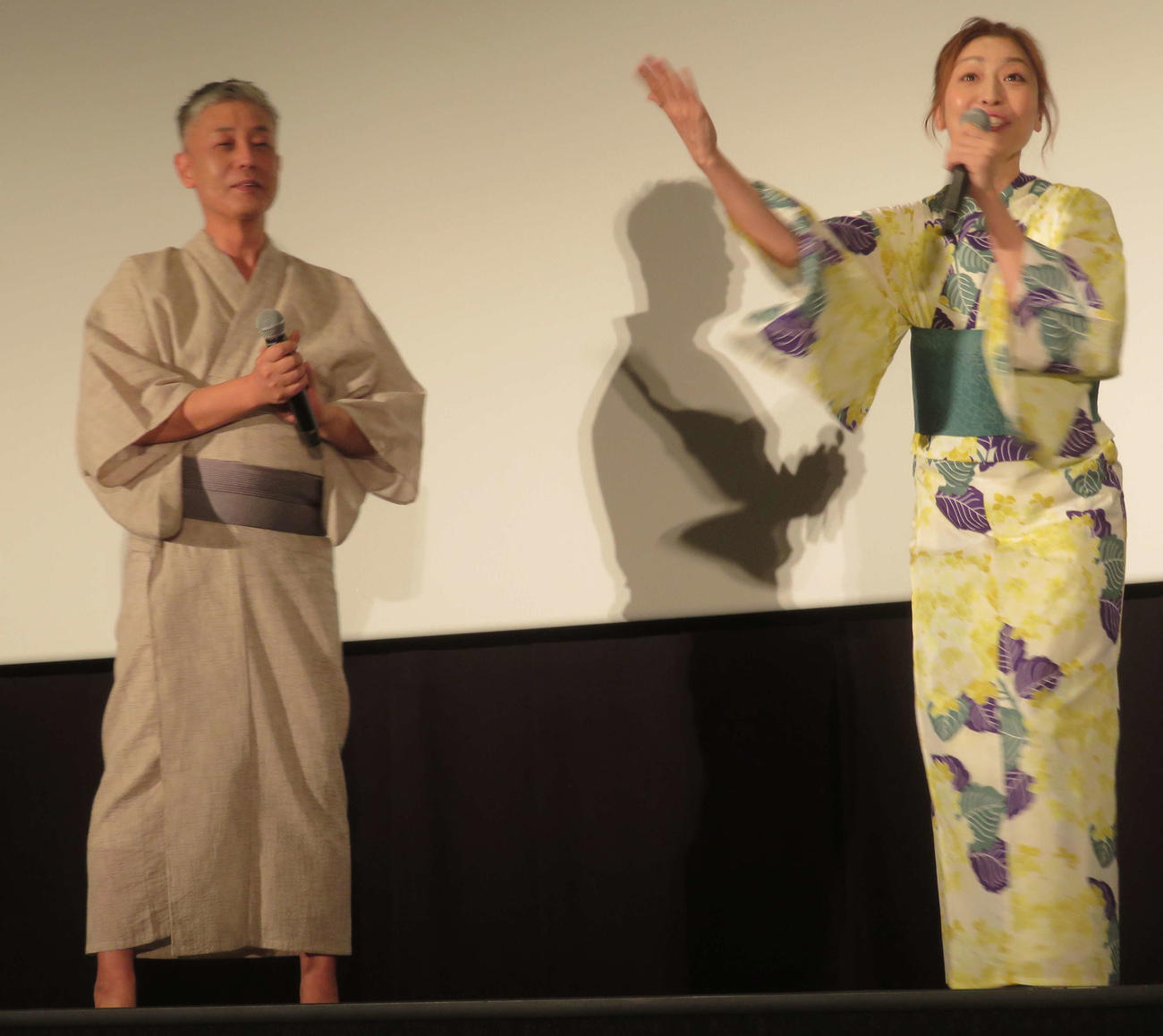 映画「お母さんが一緒」初日舞台あいさつで、橋口亮輔監督の誕生日を翌13日に控え、歌のプレゼントを贈る内田慈（撮影・村上幸将）