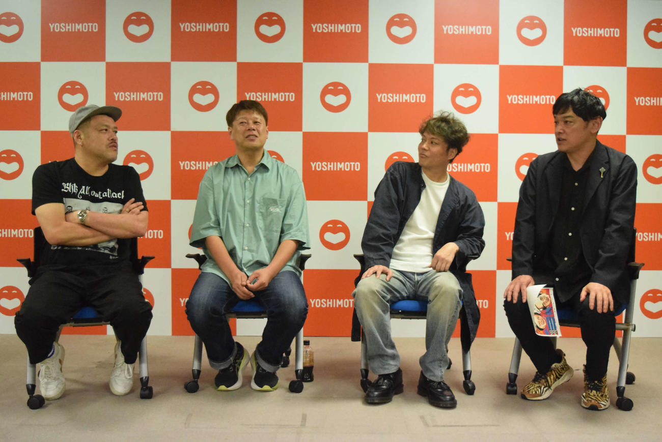 仲良しの4人（左から）野性爆弾くっきー！、ロッシー、シャンプーハット恋さん、てつじ（撮影・阪口孝志）