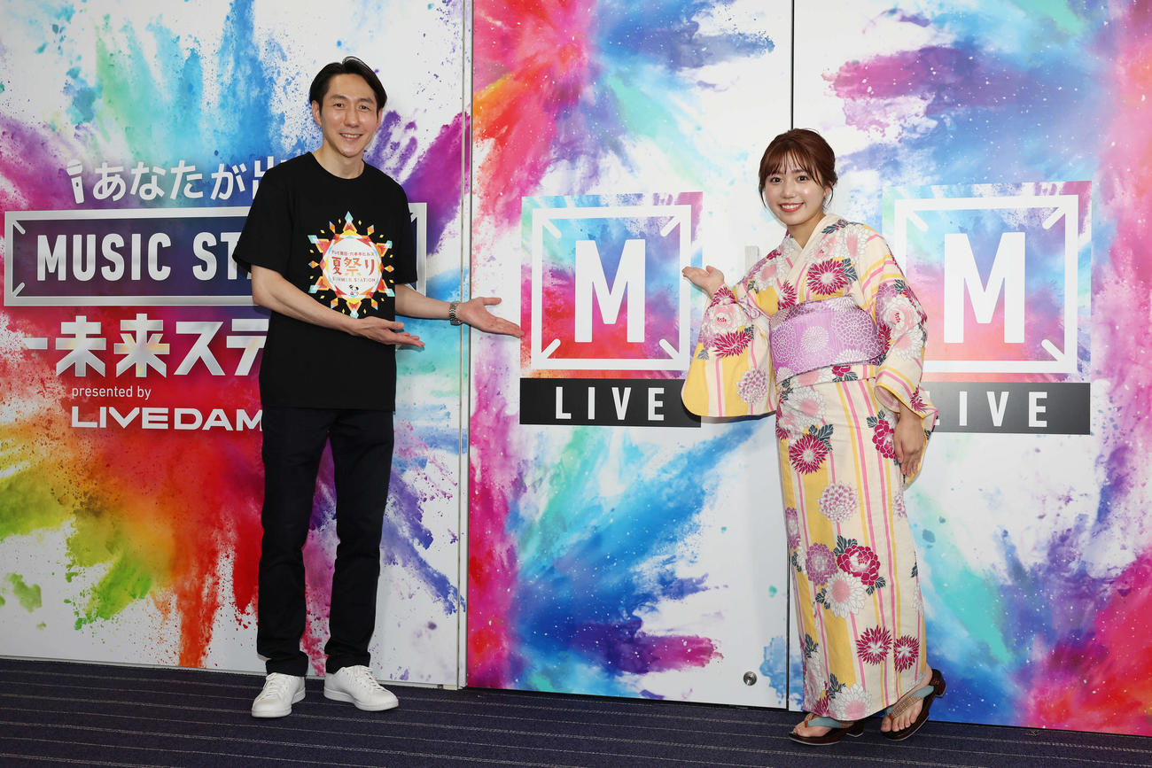 「あなたが出演！　MUSIC STATION　未来ステージ　presented by DAM AiR」ブースを紹介した佐々木亮太アナ（左）と鈴木新彩アナ（撮影・宮地輝）