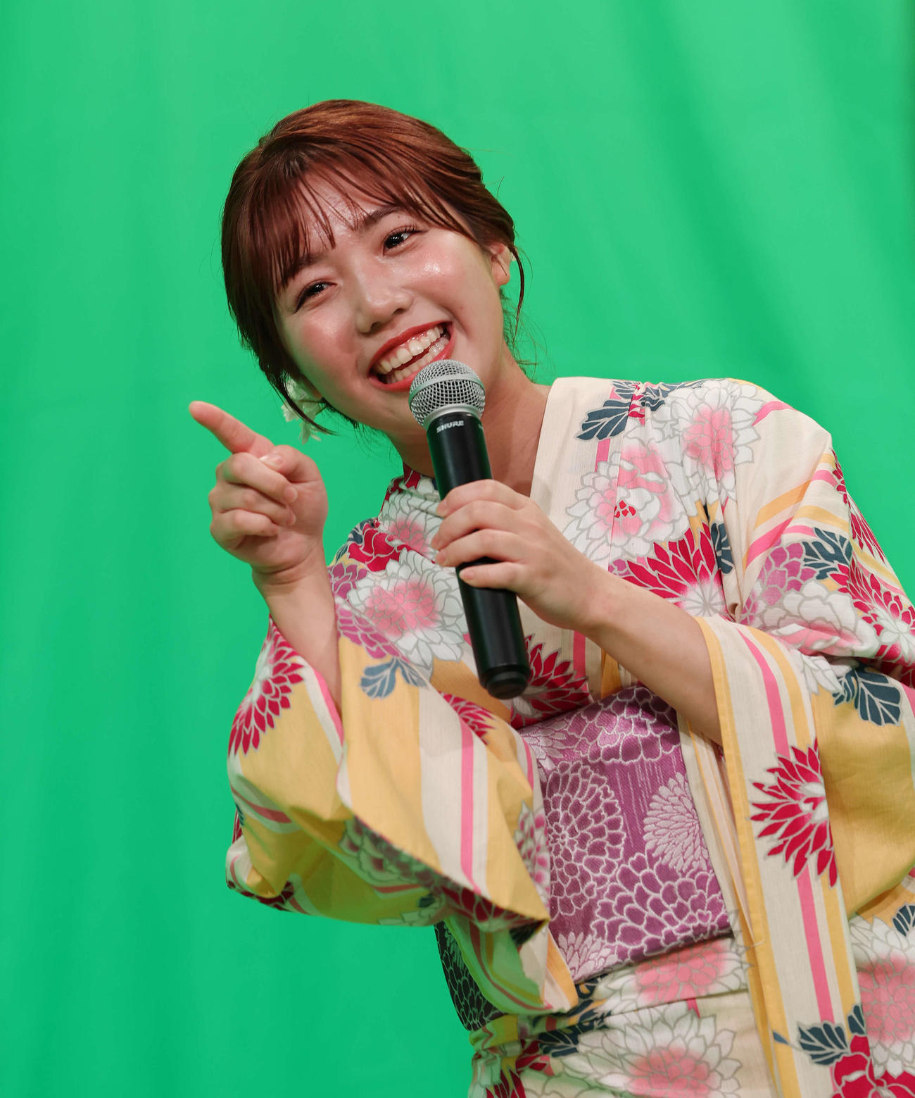 「あなたが出演！　MUSIC STATION　未来ステージ　presented by DAM AiR」ブースで踊りながら歌う鈴木新彩アナウンサー（撮影・宮地輝）