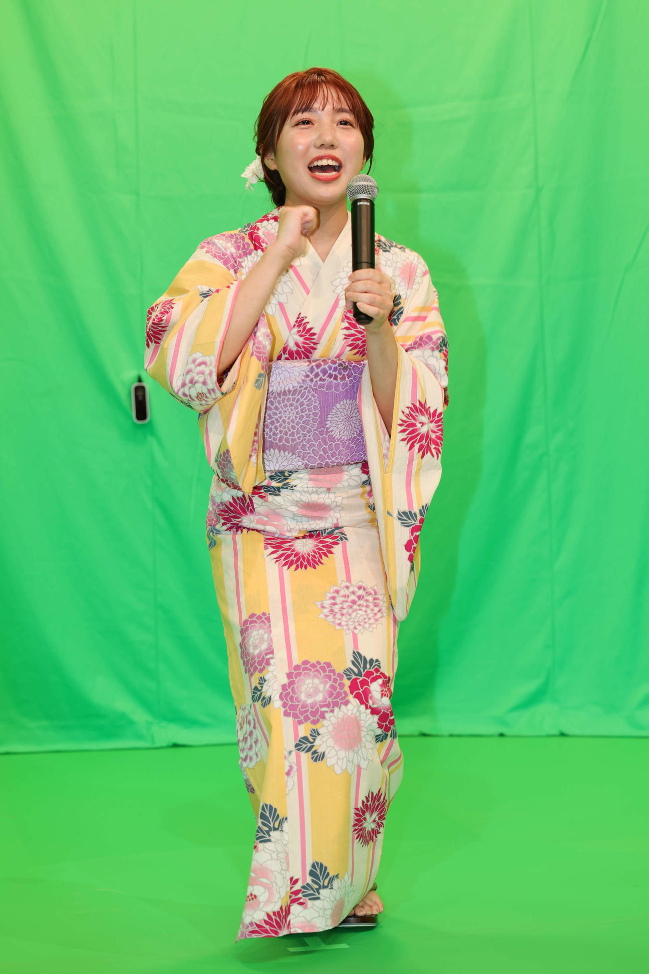 「あなたが出演！　MUSIC STATION　未来ステージ　presented by DAM AiR」ブースで踊りながら歌う鈴木新彩アナウンサー（撮影・宮地輝）