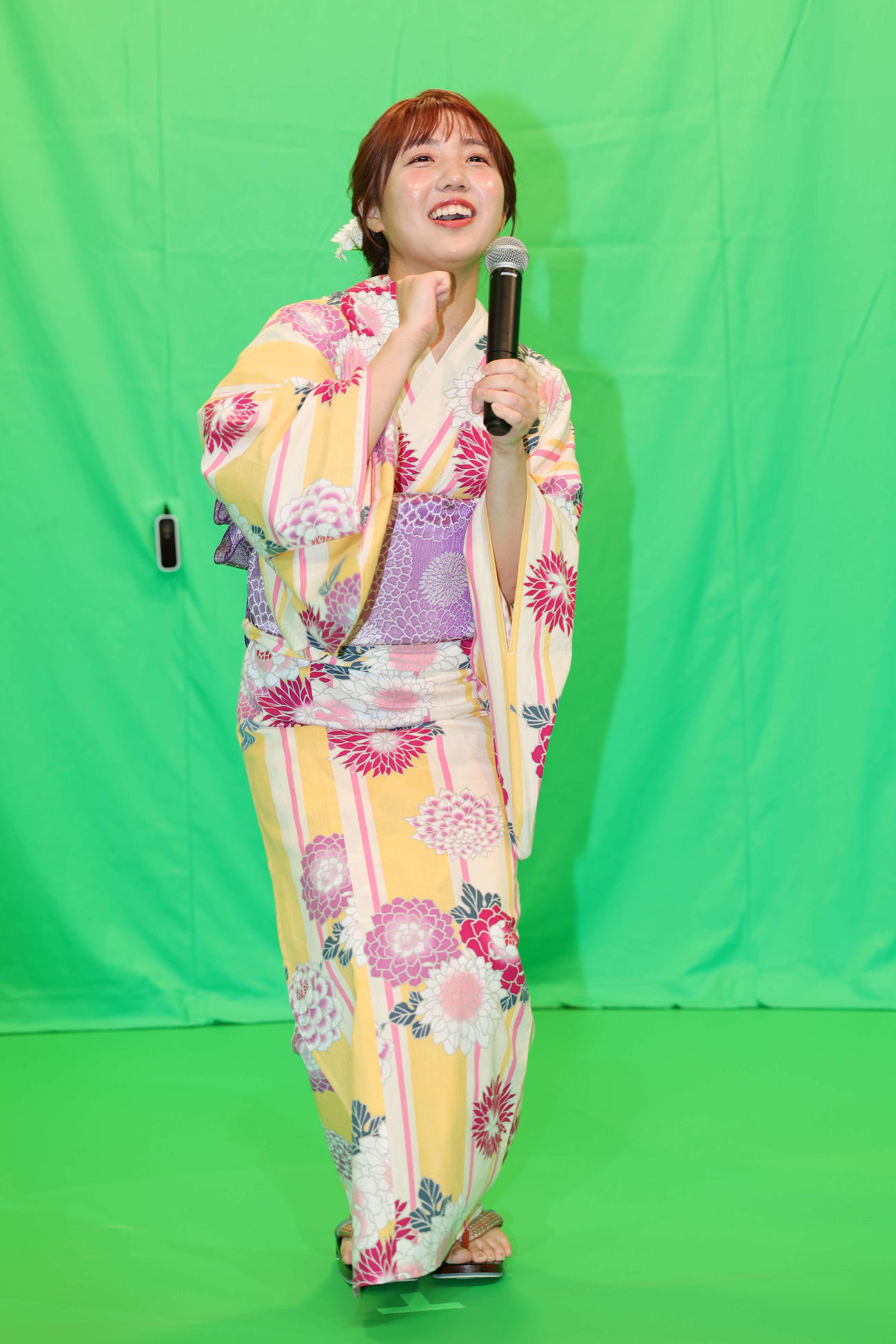「あなたが出演！　MUSIC STATION　未来ステージ　presented by DAM AiR」ブースで踊りながら歌う鈴木新彩アナウンサー（撮影・宮地輝）