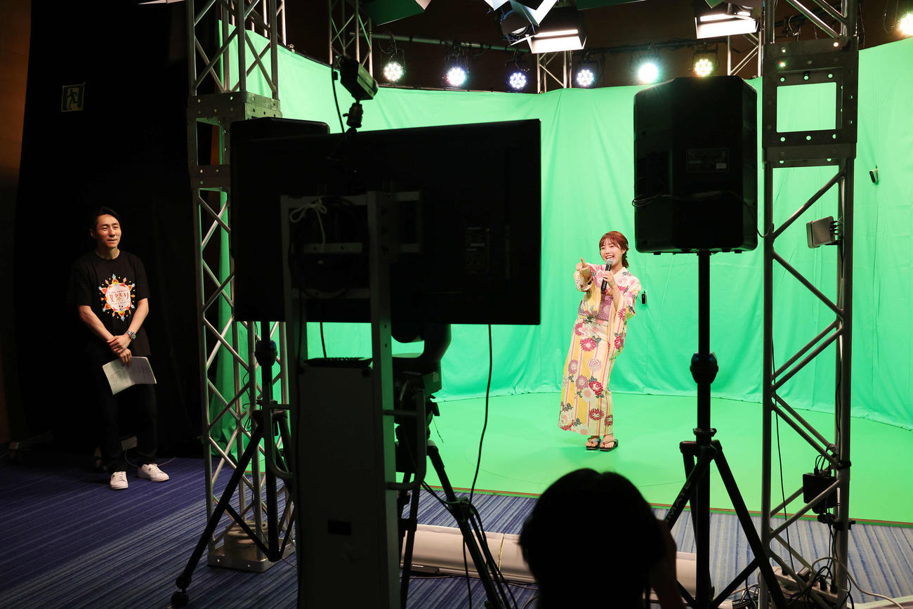 「あなたが出演！　MUSIC STATION　未来ステージ　presented by DAM AiR」ブースで踊りながら歌う鈴木新彩アナ（右）を見守る佐々木亮太アナ（撮影・宮地輝）