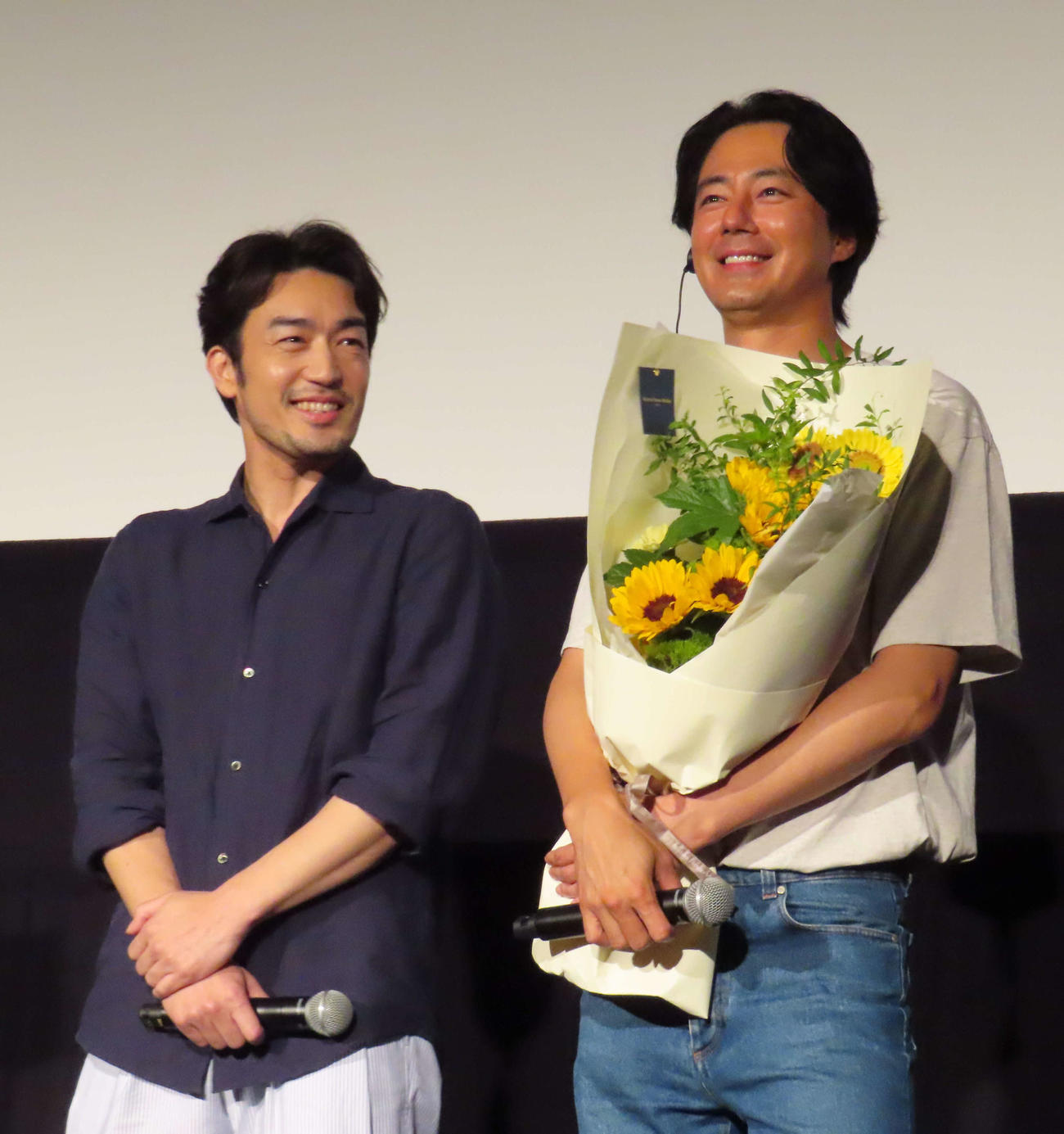 映画「密輸　1970」の公開記念舞台あいさつに出席した、ゲストの大谷亮平（左）、チョ・インソン