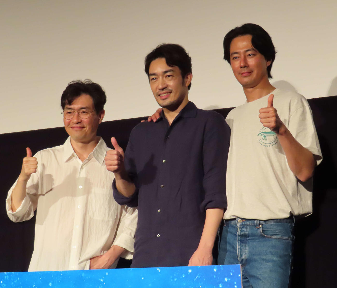 映画「密輸　1970」の公開記念舞台あいさつに出席した、左からリュ・スンワン監督、ゲストの大谷亮平、チョ・インソン