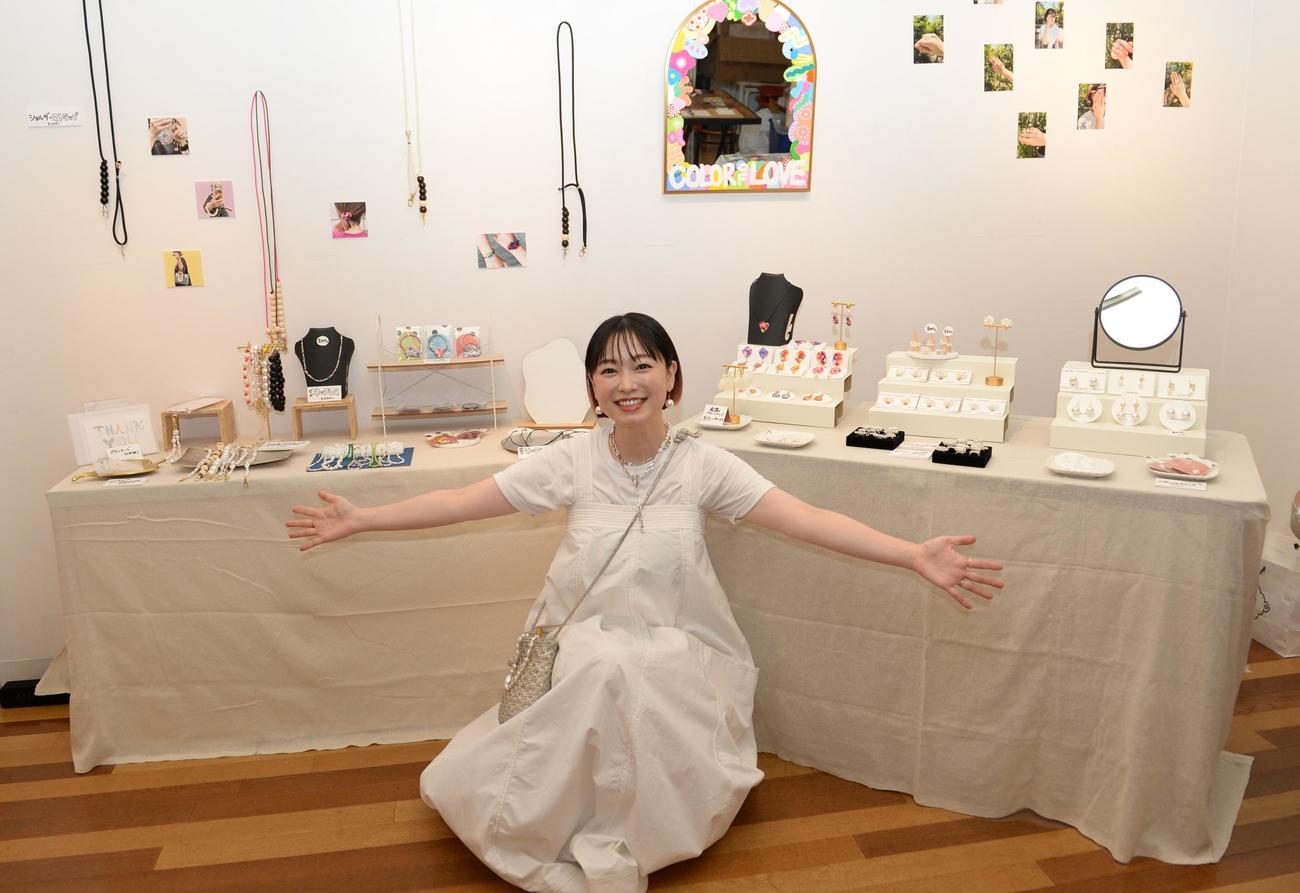 代官山のギャラリー「UPSTAIRS GALLERY」で個展「アイのイロ展　vol．2」を開催している西田あい