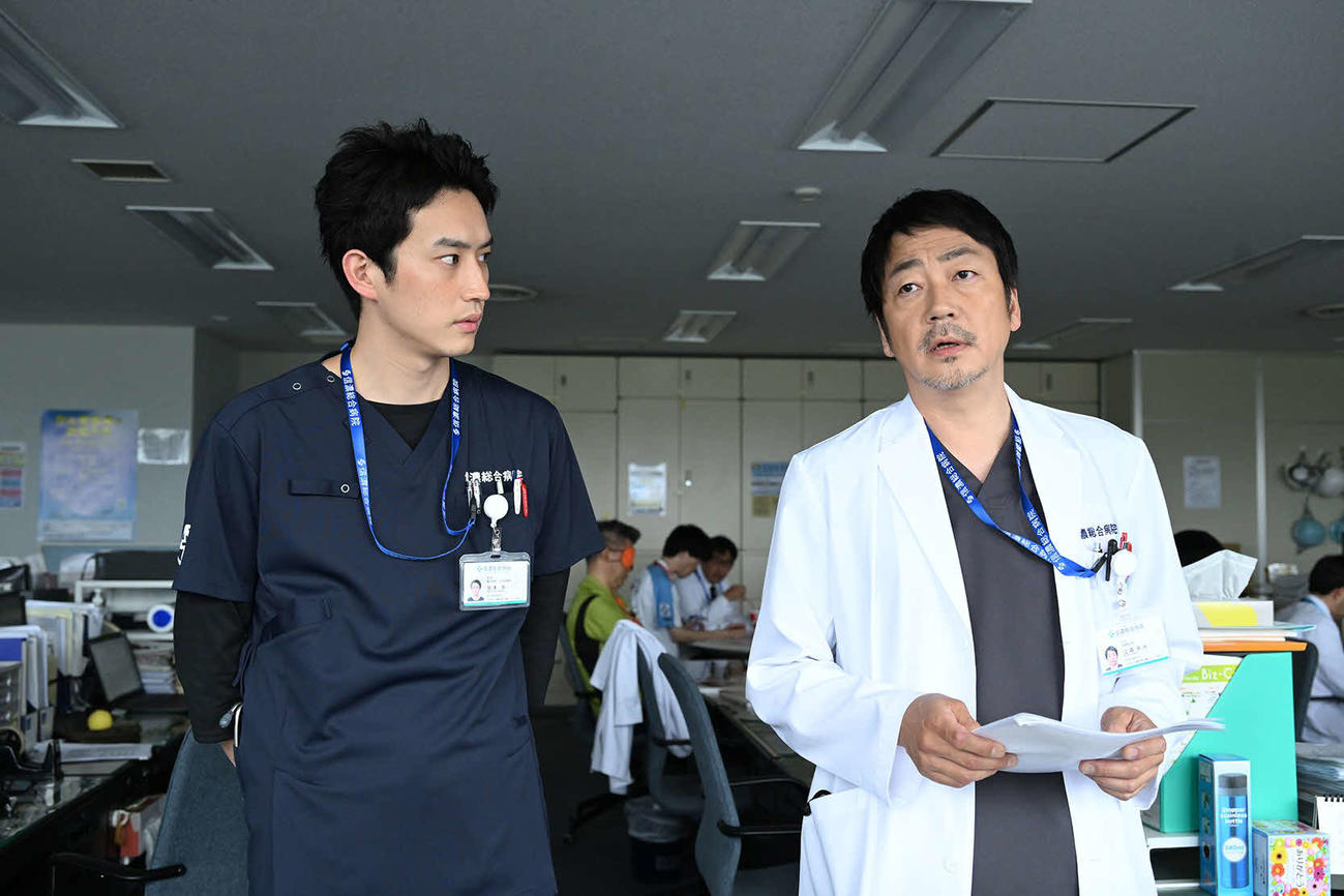 カンテレ・フジテレビ系「マウンテンドクター」より杉野遥亮、大森南朋（C）カンテレ